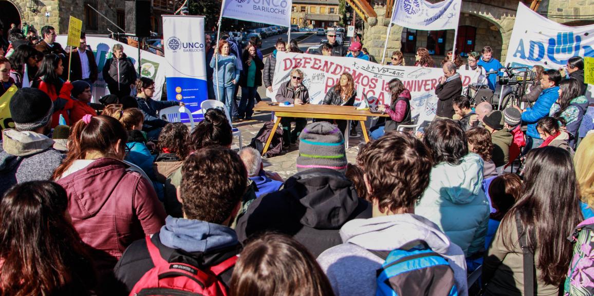 La UNCo Bariloche se expresó en el Centro Cívico en defensa de la Universidad Pública