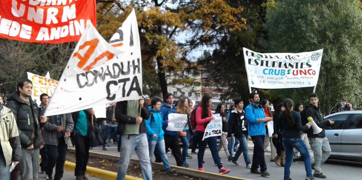 Marcha de estudiantes, docentes, nodocentes y autoridades de la UNCo Bariloche