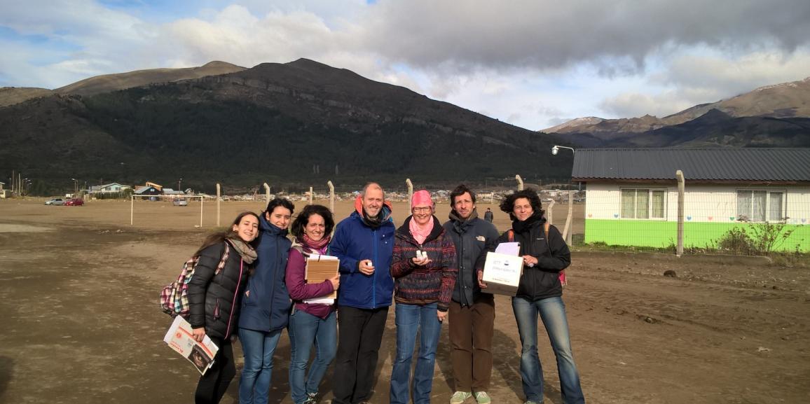 Docentes y estudiantes UNCo repartieron antiparasitarios en barrios de Bariloche
